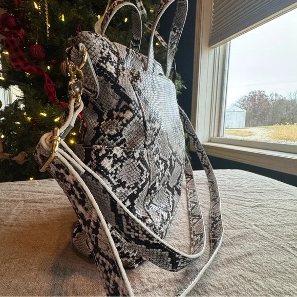 Lilly Jade Medium Brittany Convertible Purse to Backpack Snakeskin Black & White - Picture 2 of 9